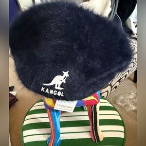 Vintage Kangol Furgora Angora 502 L/XL. I can’t tell if it’s Black/Navy.